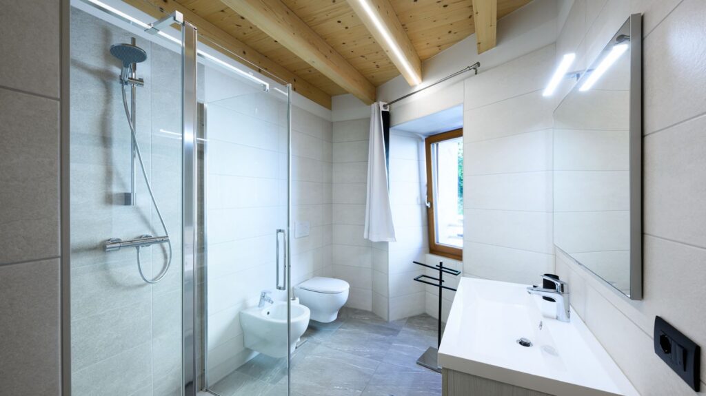 Bagno di design con doccia in cristallo