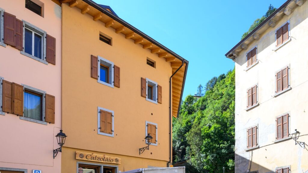 Facciata dell'edificio nel centro di Tione